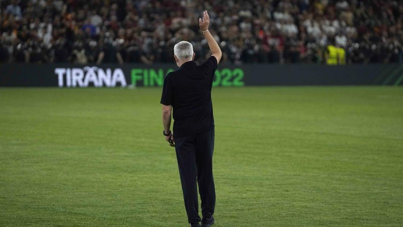 Soccer Football - Europa Conference League - Final - AS Roma v Feyenoord - Arena Kombetare, Tirana, Albania - May 25, 2022  AS Roma coach Jose Mourinho celebrates after winning the Europa Conference League Final REUTERS/Florion Goga