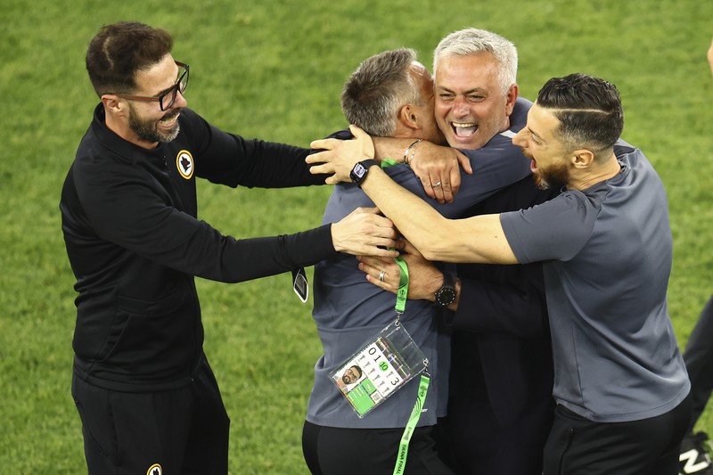 SOCCER-EUROPACONF-ROM-FEY/REPORT Soccer Football - Europa Conference League - Final - AS Roma v Feyenoord - Arena Kombetare, Tirana, Albania - May 25, 2022 AS Roma coach Jose Mourinho celebrates after winning the Europa Conference League Final REUTERS/Florion Goga