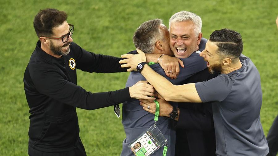 Soccer Football - Europa Conference League - Final - AS Roma v Feyenoord - Arena Kombetare, Tirana, Albania - May 25, 2022  AS Roma coach Jose Mourinho celebrates after winning the Europa Conference League Final REUTERS/Florion Goga