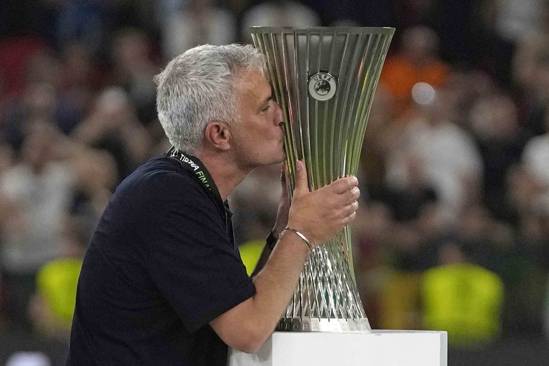 SOCCER-EUROPACONF-ROM-FEY/REPORT Soccer Football - Europa Conference League - Final - AS Roma v Feyenoord - Arena Kombetare, Tirana, Albania - May 25, 2022 AS Roma coach Jose Mourinho celebrates after winning the Europa Conference League Final REUTERS/Florion Goga