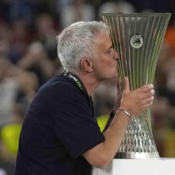 Breaking News: AS Roma Resmi Pecat Pelatih Jose Mourinho