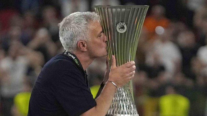 Soccer Football - Europa Conference League - Final - AS Roma v Feyenoord - Arena Kombetare, Tirana, Albania - May 25, 2022  AS Roma coach Jose Mourinho celebrates after winning the Europa Conference League Final REUTERS/Florion Goga