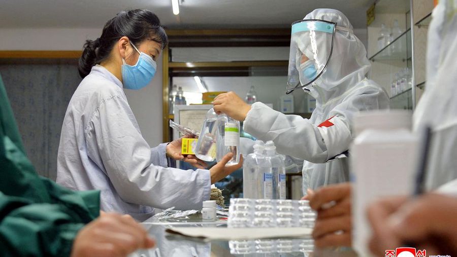 Army medics involved in medicine supply distribution work at a pharmacy amid concerns of coronavirus disease (COVID-19) spread in Pyongyang, North Korea May 22, 2022 in this photo released May 23, 2022 by the country's Korean Central News Agency.  KCNA via REUTERS ATTENTION EDITORS - THIS IMAGE WAS PROVIDED BY A THIRD PARTY. REUTERS IS UNABLE TO INDEPENDENTLY VERIFY THIS IMAGE. NO THIRD PARTY SALES. SOUTH KOREA OUT. NO COMMERCIAL OR EDITORIAL SALES IN SOUTH KOREA.