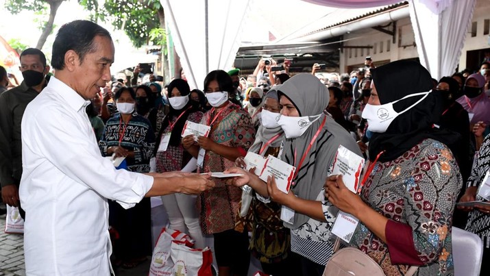 Penyaluran bantuan sosial bagi masyarakat penerima manfaat dan pedagang di Pasar Mojosongo, Surakarta, 26 Mei 2022.  (Foto: Kris - Biro Pers Sekretariat Presiden)