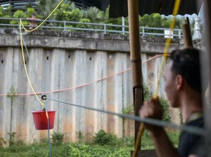 Jangan Kaget! Makanan di Warung Ini Diantar Pakai Tali dan Ember