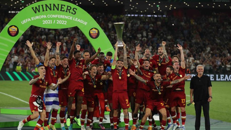 Soccer Football - Europa Conference League - Final - AS Roma v Feyenoord - Arena Kombetare, Tirana, Albania - May 25, 2022  AS Roma coach Jose Mourinho celebrates after winning the Europa Conference League Final REUTERS/Florion Goga