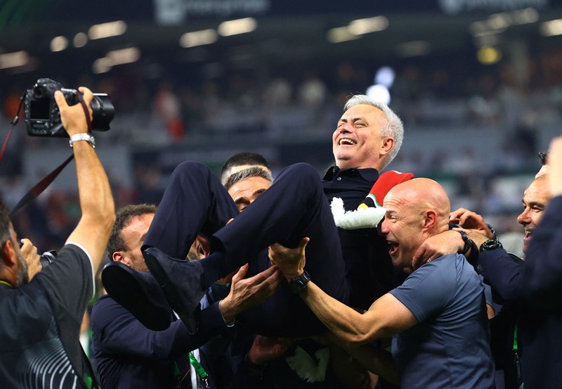Soccer Football - Europa Conference League - Final - AS Roma v Feyenoord - Arena Kombetare, Tirana, Albania - May 25, 2022  AS Roma coach Jose Mourinho celebrates after winning the Europa Conference League Final REUTERS/Florion Goga