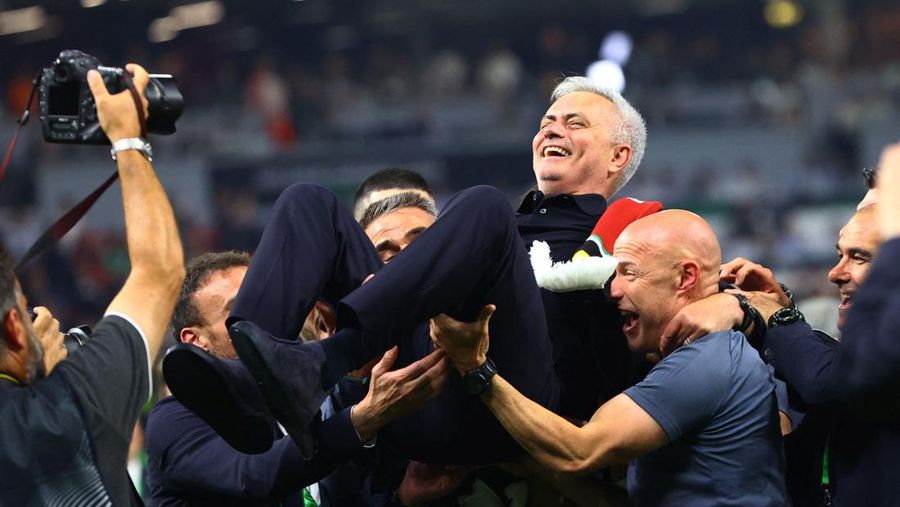 Soccer Football - Europa Conference League - Final - AS Roma v Feyenoord - Arena Kombetare, Tirana, Albania - May 25, 2022  AS Roma coach Jose Mourinho celebrates after winning the Europa Conference League Final REUTERS/Florion Goga