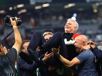 Mourinho Masih The Special One, Nangis Haru Kala  Roma Juara