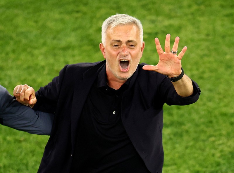 Soccer Football - Europa Conference League - Final - AS Roma v Feyenoord - Arena Kombetare, Tirana, Albania - May 25, 2022  AS Roma coach Jose Mourinho celebrates after winning the Europa Conference League Final REUTERS/Florion Goga