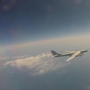 Bikin Panas, Potret Bomber Rusia Terbang di Langit Jepang