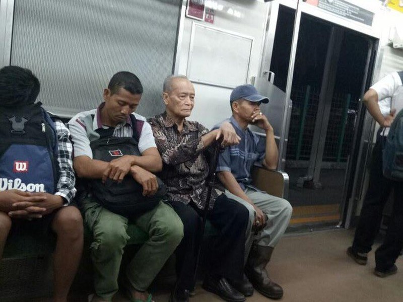 Presiden Joko Widodo menjenguk mantan Ketua Umum PP Muhammadiyah Ahmad Syafii Maarif atau biasa disapa Buya Syafii di kediamannya di Kabupaten Sleman, pada Sabtu, 26 Maret 2022. (Dok: Biro Pers Sekretariat Presiden)