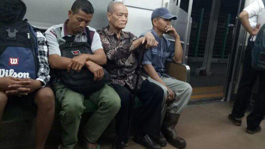 Presiden Joko Widodo menjenguk mantan Ketua Umum PP Muhammadiyah Ahmad Syafii Maarif atau biasa disapa Buya Syafii di kediamannya di Kabupaten Sleman, pada Sabtu, 26 Maret 2022. (Dok: Biro Pers Sekretariat Presiden)