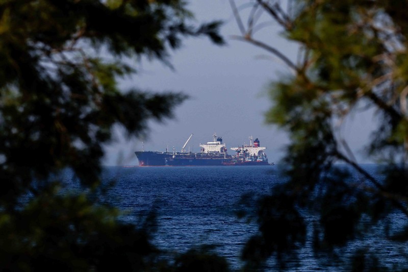 IRAN-USA/TANKER-GREECE The Liberian-flagged oil tanker Ice Energy transfers crude oil from the Iranian-flagged oil tanker Lana (former Pegas), off the shore of Karystos, on the Island of Evia, Greece, May 26, 2022. REUTERS/Costas Baltas REFILE - QUALITY REPEAT