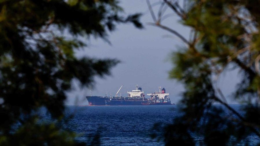The Liberian-flagged oil tanker Ice Energy transfers crude oil from the Iranian-flagged oil tanker Lana (former Pegas), off the shore of Karystos, on the Island of Evia, Greece, May 26, 2022. REUTERS/Costas Baltas REFILE - QUALITY REPEAT