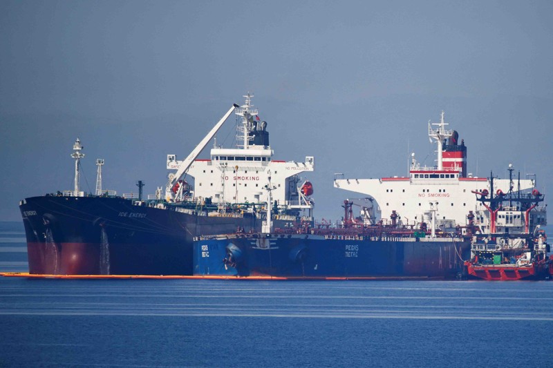 IRAN-USA/TANKER-GREECE The Liberian-flagged oil tanker Ice Energy transfers crude oil from the Iranian-flagged oil tanker Lana (former Pegas), off the shore of Karystos, on the Island of Evia, Greece, May 26, 2022. REUTERS/Costas Baltas REFILE - QUALITY REPEAT