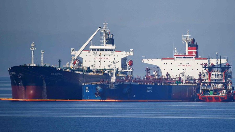 The Liberian-flagged oil tanker Ice Energy transfers crude oil from the Iranian-flagged oil tanker Lana (former Pegas), off the shore of Karystos, on the Island of Evia, Greece, May 26, 2022. REUTERS/Costas Baltas REFILE - QUALITY REPEAT