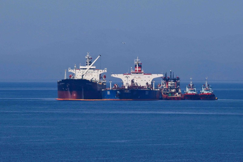 IRAN-USA/TANKER-GREECE The Liberian-flagged oil tanker Ice Energy transfers crude oil from the Iranian-flagged oil tanker Lana (former Pegas), off the shore of Karystos, on the Island of Evia, Greece, May 26, 2022. REUTERS/Costas Baltas REFILE - QUALITY REPEAT