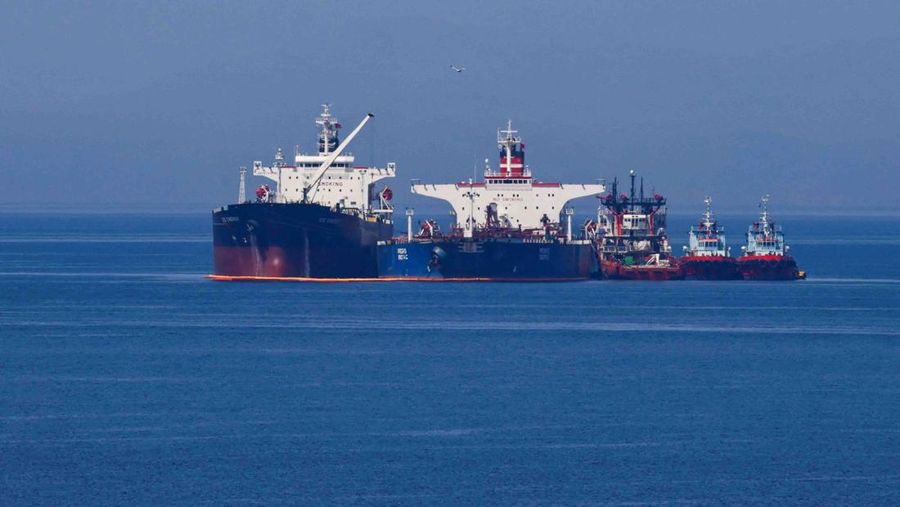 The Liberian-flagged oil tanker Ice Energy transfers crude oil from the Iranian-flagged oil tanker Lana (former Pegas), off the shore of Karystos, on the Island of Evia, Greece, May 26, 2022. REUTERS/Costas Baltas REFILE - QUALITY REPEAT