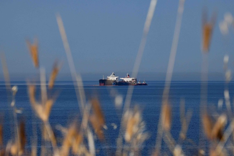 The Liberian-flagged oil tanker Ice Energy transfers crude oil from the Iranian-flagged oil tanker Lana (former Pegas), off the shore of Karystos, on the Island of Evia, Greece, May 26, 2022. REUTERS/Costas Baltas REFILE - QUALITY REPEAT