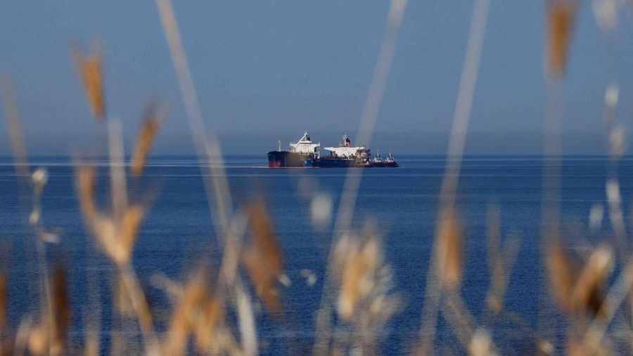 The Liberian-flagged oil tanker Ice Energy transfers crude oil from the Iranian-flagged oil tanker Lana (former Pegas), off the shore of Karystos, on the Island of Evia, Greece, May 26, 2022. REUTERS/Costas Baltas REFILE - QUALITY REPEAT