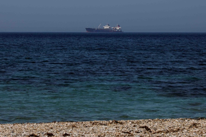 The Liberian-flagged oil tanker Ice Energy transfers crude oil from the Iranian-flagged oil tanker Lana (former Pegas), off the shore of Karystos, on the Island of Evia, Greece, May 26, 2022. REUTERS/Costas Baltas REFILE - QUALITY REPEAT