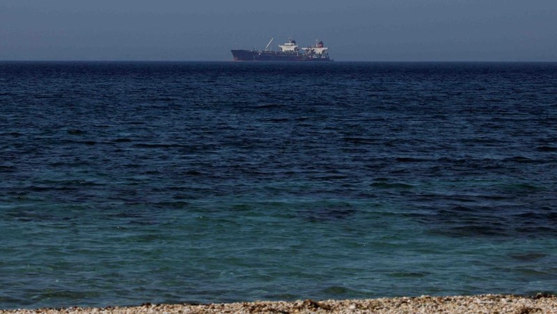 The Liberian-flagged oil tanker Ice Energy transfers crude oil from the Iranian-flagged oil tanker Lana (former Pegas), off the shore of Karystos, on the Island of Evia, Greece, May 26, 2022. REUTERS/Costas Baltas REFILE - QUALITY REPEAT