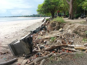 Penampakan Pantai Kuta Seusai Diterjang Gelombang Tinggi-Angin Kencang