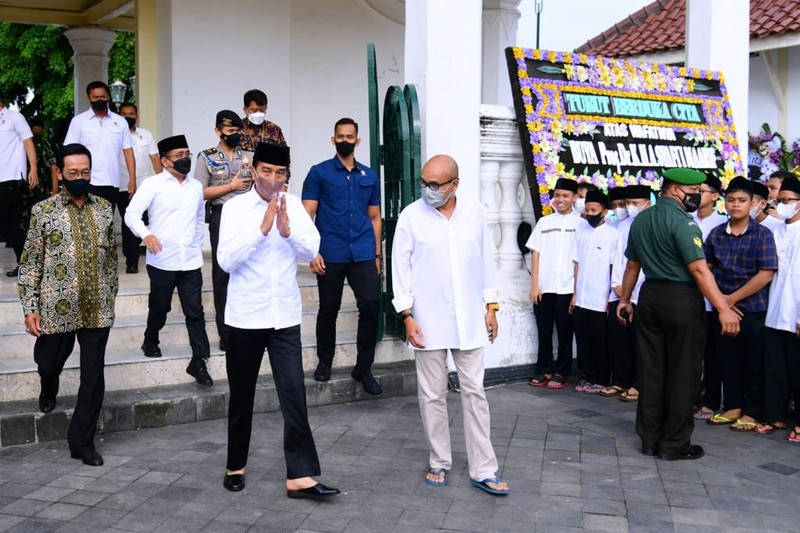 Presiden Jokowi disambut pihak keluarga almarhum Buya Syafii Maarif dan langsung menunaikan Ibadah Salat Ashar berjamaah sebelum melakukan salat jenazah. (Foto: Muchlis Jr - Biro Pers Sekretariat Presiden) Presiden Jokowi disambut pihak keluarga almarhum Buya Syafii Maarif dan langsung menunaikan Ibadah Salat Ashar berjamaah sebelum melakukan salat jenazah. (Foto: Muchlis Jr - Biro Pers Sekretariat Presiden)