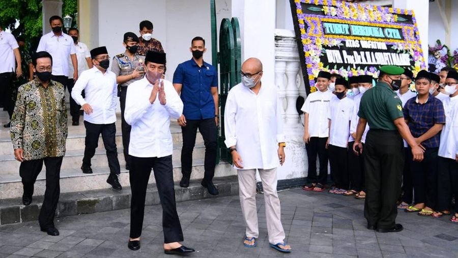 Presiden Jokowi disambut pihak keluarga almarhum Buya Syafii Maarif dan langsung menunaikan Ibadah Salat Ashar berjamaah sebelum melakukan salat jenazah. (Foto: Muchlis Jr - Biro Pers Sekretariat Presiden)