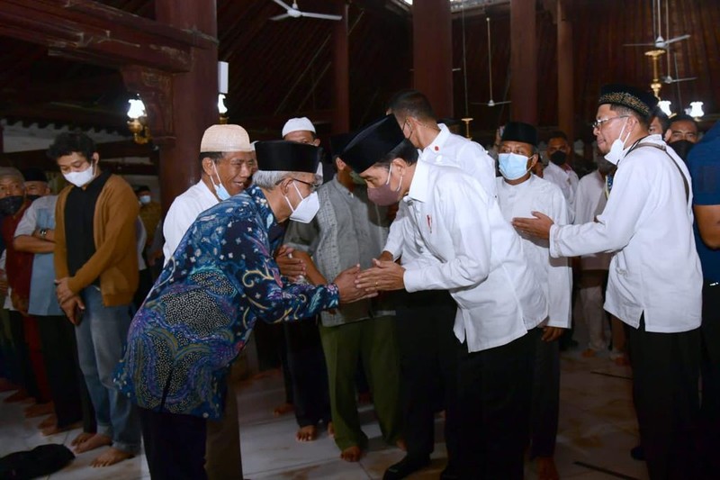 Presiden Jokowi disambut pihak keluarga almarhum Buya Syafii Maarif dan langsung menunaikan Ibadah Salat Ashar berjamaah sebelum melakukan salat jenazah. (Foto: Muchlis Jr - Biro Pers Sekretariat Presiden) Presiden Jokowi disambut pihak keluarga almarhum Buya Syafii Maarif dan langsung menunaikan Ibadah Salat Ashar berjamaah sebelum melakukan salat jenazah. (Foto: Muchlis Jr - Biro Pers Sekretariat Presiden)
