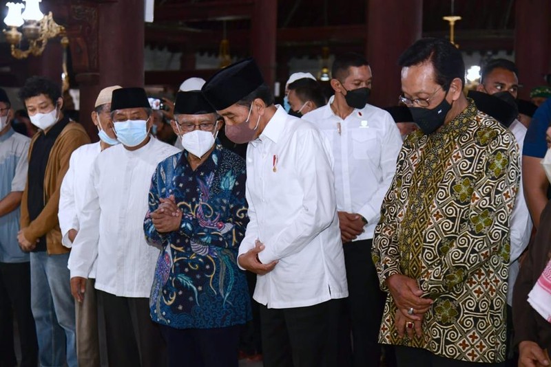 Presiden Jokowi disambut pihak keluarga almarhum Buya Syafii Maarif dan langsung menunaikan Ibadah Salat Ashar berjamaah sebelum melakukan salat jenazah. (Foto: Muchlis Jr - Biro Pers Sekretariat Presiden) Presiden Jokowi disambut pihak keluarga almarhum Buya Syafii Maarif dan langsung menunaikan Ibadah Salat Ashar berjamaah sebelum melakukan salat jenazah. (Foto: Muchlis Jr - Biro Pers Sekretariat Presiden)