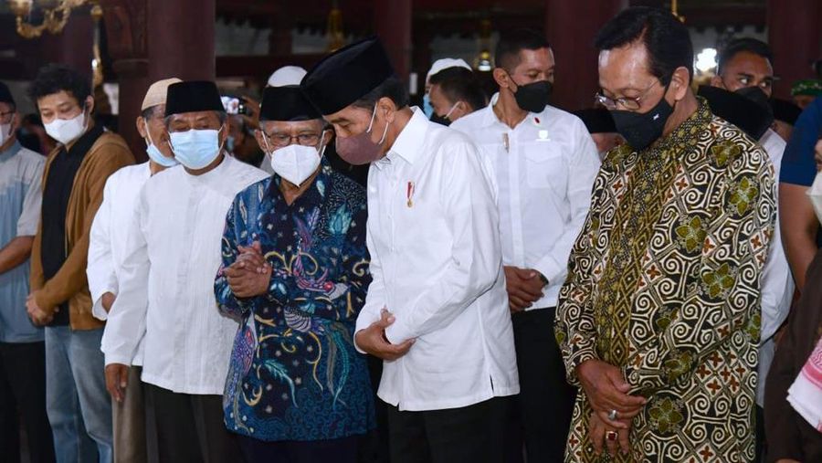 Presiden Jokowi disambut pihak keluarga almarhum Buya Syafii Maarif dan langsung menunaikan Ibadah Salat Ashar berjamaah sebelum melakukan salat jenazah. (Foto: Muchlis Jr - Biro Pers Sekretariat Presiden)
