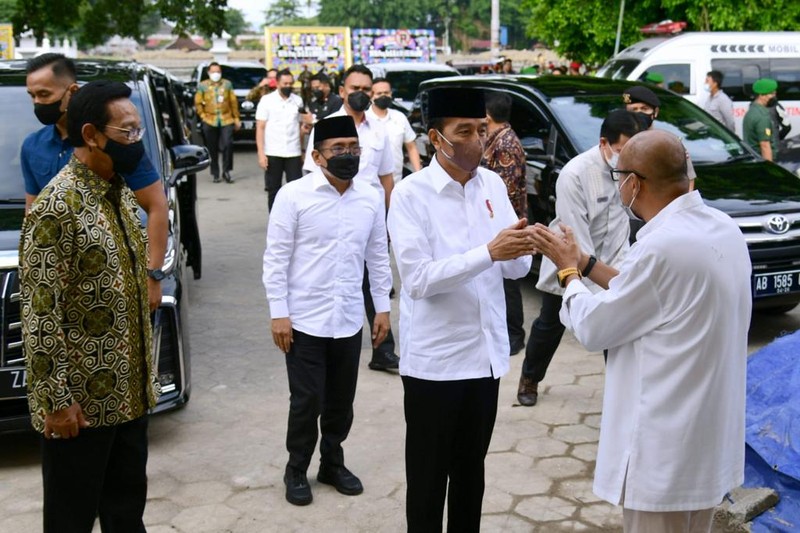 Presiden Jokowi disambut pihak keluarga almarhum Buya Syafii Maarif dan langsung menunaikan Ibadah Salat Ashar berjamaah sebelum melakukan salat jenazah. (Foto: Muchlis Jr - Biro Pers Sekretariat Presiden) Presiden Jokowi disambut pihak keluarga almarhum Buya Syafii Maarif dan langsung menunaikan Ibadah Salat Ashar berjamaah sebelum melakukan salat jenazah. (Foto: Muchlis Jr - Biro Pers Sekretariat Presiden)