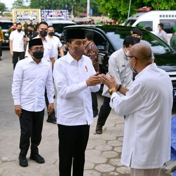 Momen Jokowi Melayat Almarhum Buya Syafii di Masjid Gede DIY