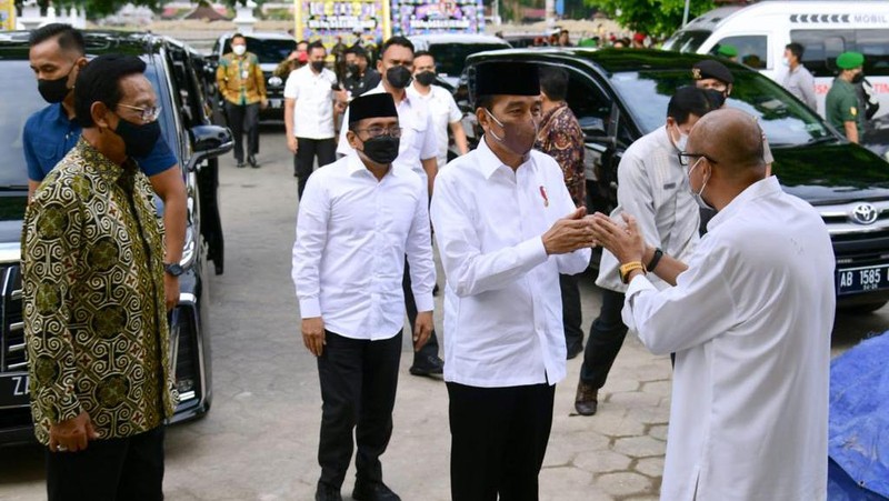 Presiden Jokowi disambut pihak keluarga almarhum Buya Syafii Maarif dan langsung menunaikan Ibadah Salat Ashar berjamaah sebelum melakukan salat jenazah. (Foto: Muchlis Jr - Biro Pers Sekretariat Presiden)