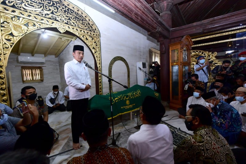Presiden Jokowi disambut pihak keluarga almarhum Buya Syafii Maarif dan langsung menunaikan Ibadah Salat Ashar berjamaah sebelum melakukan salat jenazah. (Foto: Muchlis Jr - Biro Pers Sekretariat Presiden) Presiden Jokowi disambut pihak keluarga almarhum Buya Syafii Maarif dan langsung menunaikan Ibadah Salat Ashar berjamaah sebelum melakukan salat jenazah. (Foto: Muchlis Jr - Biro Pers Sekretariat Presiden)