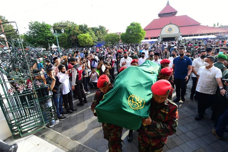 Presiden Jokowi disambut pihak keluarga almarhum Buya Syafii Maarif dan langsung menunaikan Ibadah Salat Ashar berjamaah sebelum melakukan salat jenazah. (Foto: Muchlis Jr - Biro Pers Sekretariat Presiden) Presiden Jokowi disambut pihak keluarga almarhum Buya Syafii Maarif dan langsung menunaikan Ibadah Salat Ashar berjamaah sebelum melakukan salat jenazah. (Foto: Muchlis Jr - Biro Pers Sekretariat Presiden)