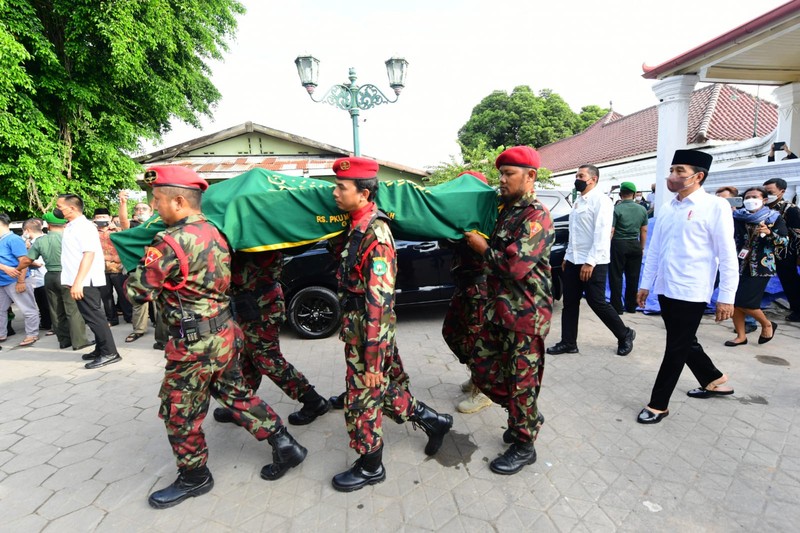 Presiden Jokowi disambut pihak keluarga almarhum Buya Syafii Maarif dan langsung menunaikan Ibadah Salat Ashar berjamaah sebelum melakukan salat jenazah. (Foto: Muchlis Jr - Biro Pers Sekretariat Presiden) Presiden Jokowi disambut pihak keluarga almarhum Buya Syafii Maarif dan langsung menunaikan Ibadah Salat Ashar berjamaah sebelum melakukan salat jenazah. (Foto: Muchlis Jr - Biro Pers Sekretariat Presiden)