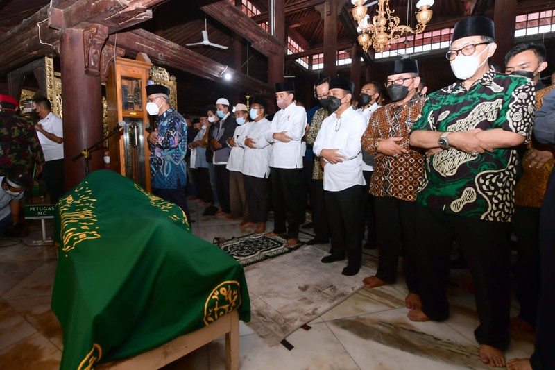 Presiden Jokowi disambut pihak keluarga almarhum Buya Syafii Maarif dan langsung menunaikan Ibadah Salat Ashar berjamaah sebelum melakukan salat jenazah. (Foto: Muchlis Jr - Biro Pers Sekretariat Presiden) Presiden Jokowi disambut pihak keluarga almarhum Buya Syafii Maarif dan langsung menunaikan Ibadah Salat Ashar berjamaah sebelum melakukan salat jenazah. (Foto: Muchlis Jr - Biro Pers Sekretariat Presiden)