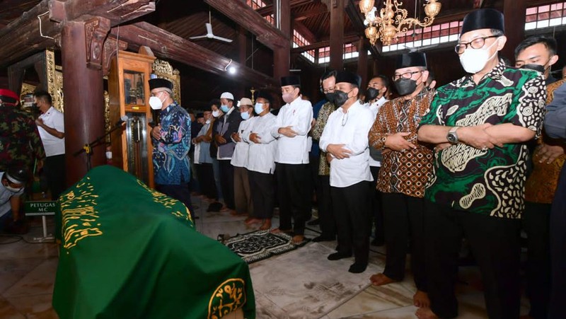 Presiden Jokowi disambut pihak keluarga almarhum Buya Syafii Maarif dan langsung menunaikan Ibadah Salat Ashar berjamaah sebelum melakukan salat jenazah. (Foto: Muchlis Jr - Biro Pers Sekretariat Presiden)