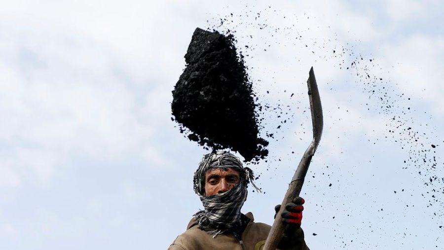 Seorang penambang bekerja di  tambang Afghanistan