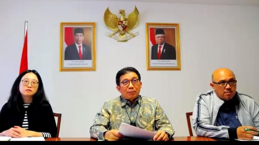 Dubes Indonesia untuk Swiss Muliaman D. Hadad (tengah)