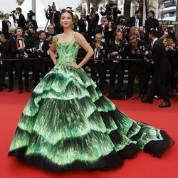 Gaya Raline Shah di Red Carpet Festival Film Cannes 2022