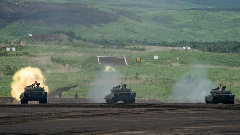 A Japan Ground Self-Defense Force (JGSDF) Type 10 battle tank fires ammunition during a live fire exercise at East Fuji Maneuver Area, in Gotemba, Shizuoka, Japan, May 28, 2022. Tomohiro Ohsumi/Pool via REUTERS