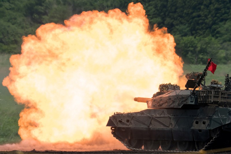 JAPAN-DEFENSE/ A Japan Ground Self-Defense Force (JGSDF) Type 10 battle tank fires ammunition during a live fire exercise at East Fuji Maneuver Area, in Gotemba, Shizuoka, Japan, May 28, 2022. Tomohiro Ohsumi/Pool via REUTERS