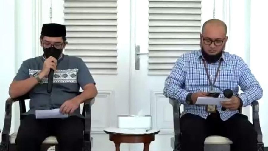 Perwakilan Keluarga Gubernur Jawa Barat Elpi Nazmuzzaman (kiri, Adik kandung Ridwan Kamil)