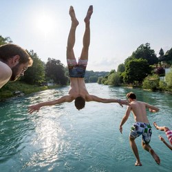 7 Hal yang Dilarang Saat Berenang di Sungai Aare, Wajib Tahu!