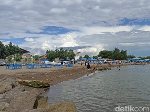 Pria Lansia Diduga Stroke Saat Berendam di Pantai Biru Makassar Dievakuasi