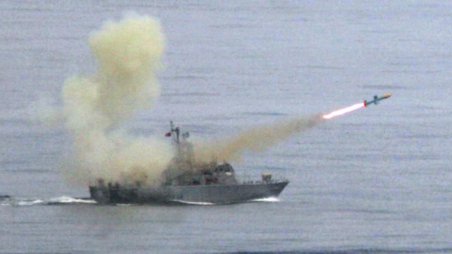 Dalam file foto 16 Mei 2007, sebuah fregat angkatan laut Taiwan meluncurkan rudal